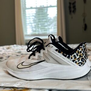 Nike Women's White Running Sneakers with Black Trim and Leopard Heel🖤🤎🤍🖤🤎